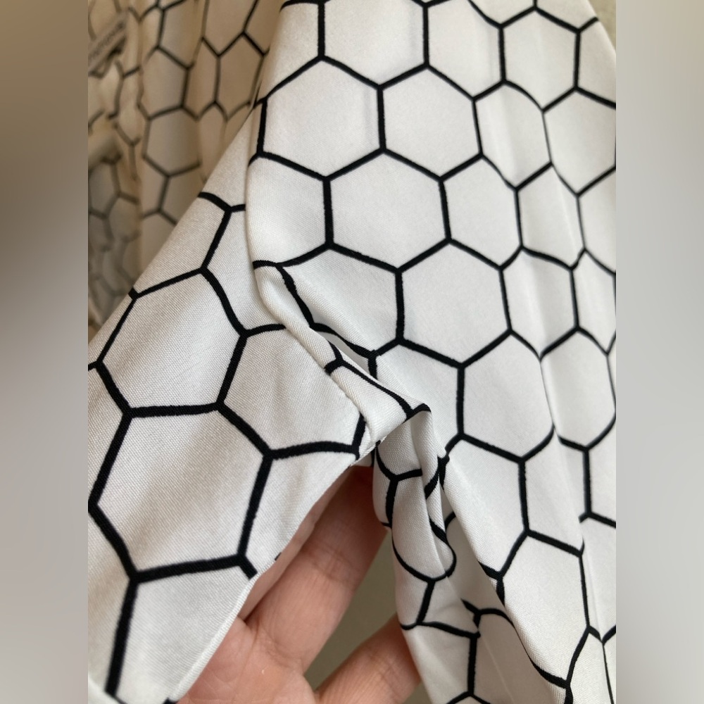 Notations White and Black Hexagon Print Button-Down Blouse Size M - Picture 5 of 9